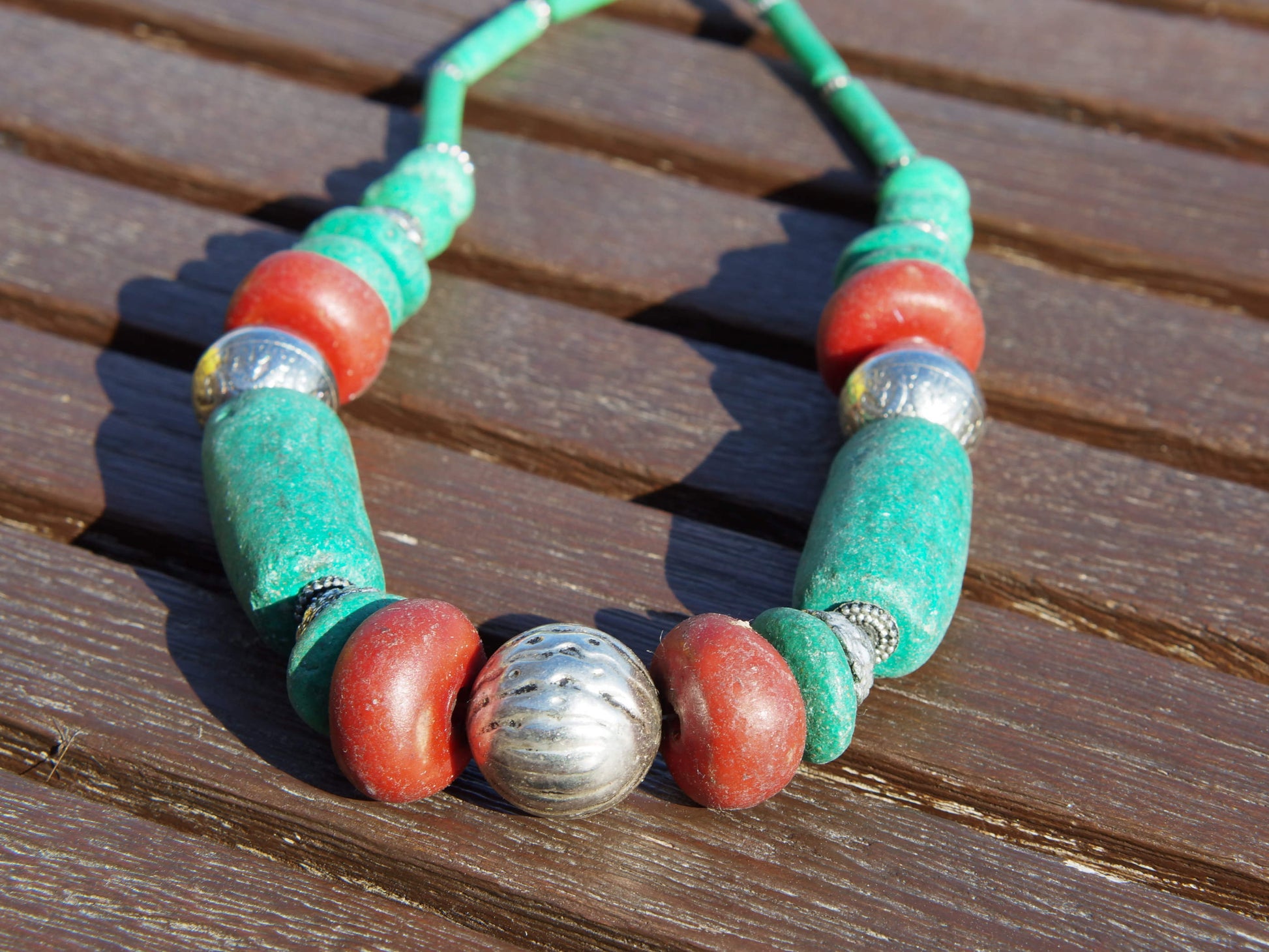 Collana tribale Amazigh, Berbera. Fatta a mano da artigiani berberi tradizionali con perline in pietre, corna, resine plastiche e vegetali naturali , alcuni pezzi in argentone. Il diametro massimo della collana è di 2cm. Pezzo unico di origine tribale. lunghezza 55cm, peso 150 gr