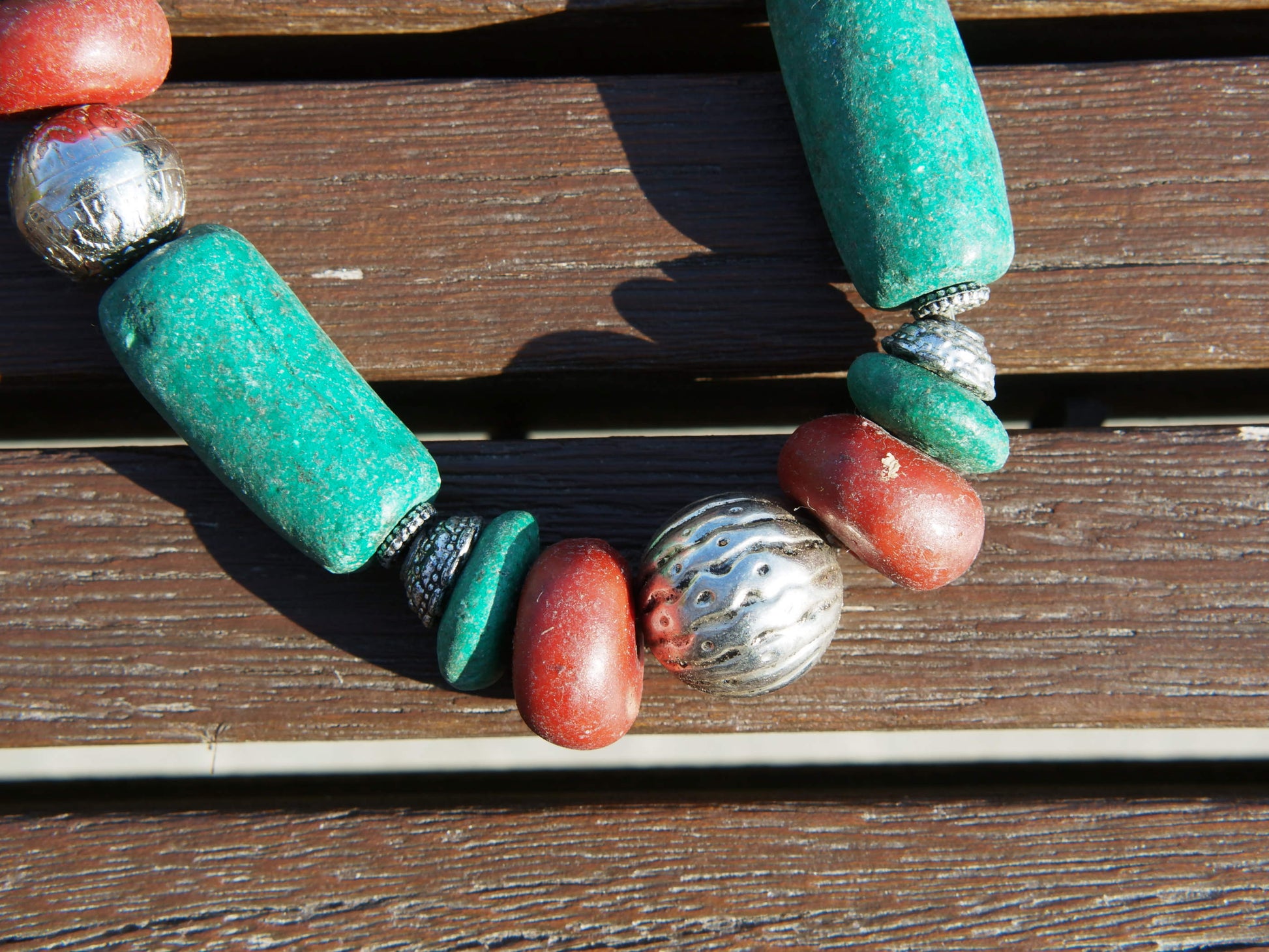 Collana tribale Amazigh, Berbera. Fatta a mano da artigiani berberi tradizionali con perline in pietre, corna, resine plastiche e vegetali naturali , alcuni pezzi in argentone. Il diametro massimo della collana è di 2cm. Pezzo unico di origine tribale. lunghezza 55cm, peso 150 gr