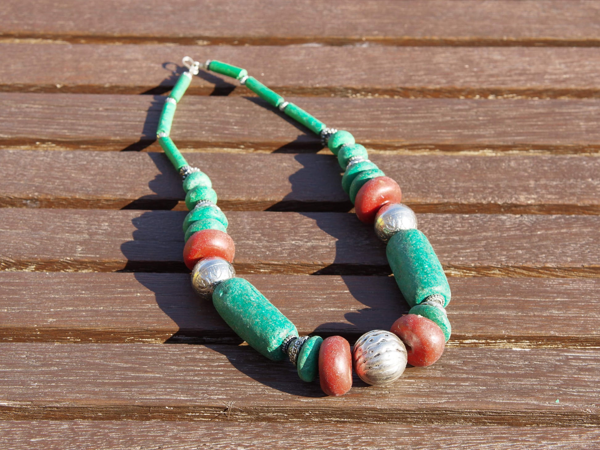 Collana tribale Amazigh, Berbera. Fatta a mano da artigiani berberi tradizionali con perline in pietre, corna, resine plastiche e vegetali naturali , alcuni pezzi in argentone. Il diametro massimo della collana è di 2cm. Pezzo unico di origine tribale. lunghezza 55cm, peso 150 gr