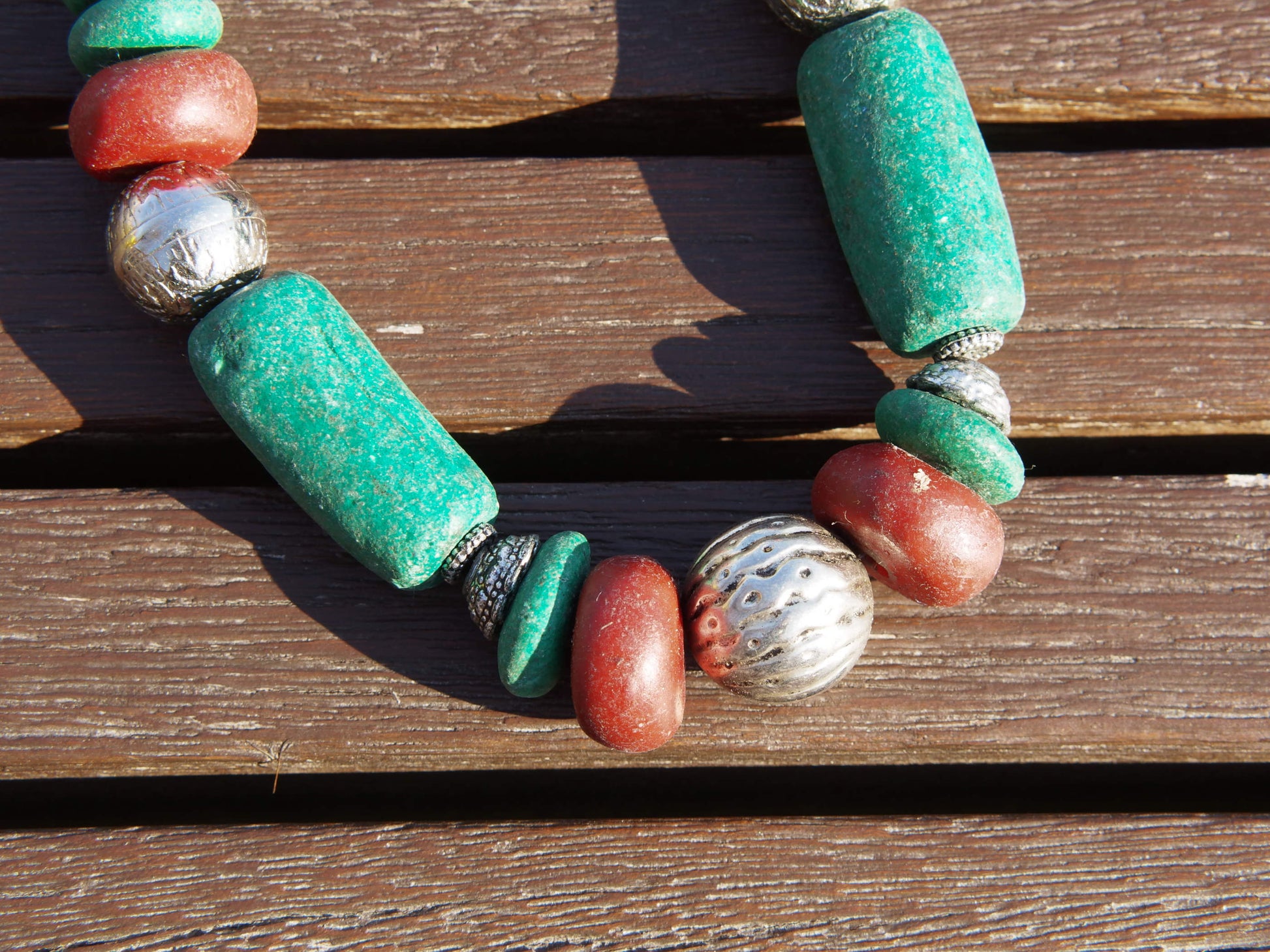Collana tribale Amazigh, Berbera. Fatta a mano da artigiani berberi tradizionali con perline in pietre, corna, resine plastiche e vegetali naturali , alcuni pezzi in argentone. Il diametro massimo della collana è di 2cm. Pezzo unico di origine tribale. lunghezza 55cm, peso 150 gr