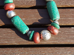 Collana tribale Amazigh, Berbera. Fatta a mano da artigiani berberi tradizionali con perline in pietre, corna, resine plastiche e vegetali naturali , alcuni pezzi in argentone. Il diametro massimo della collana è di 2cm. Pezzo unico di origine tribale. lunghezza 55cm, peso 150 gr