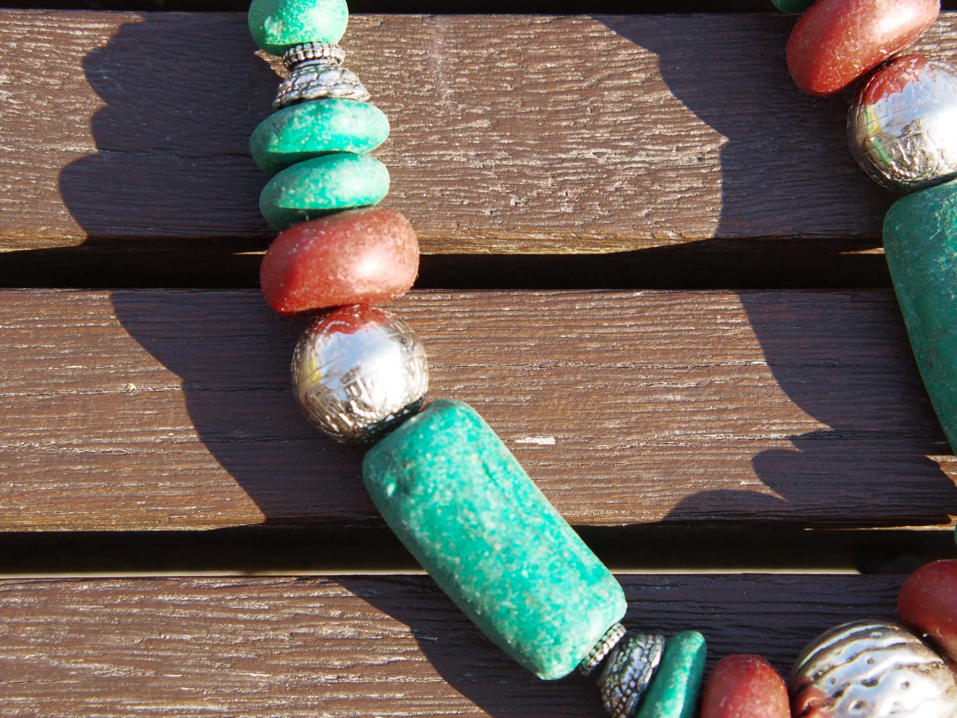 Collana tribale Amazigh, Berbera. Fatta a mano da artigiani berberi tradizionali con perline in pietre, corna, resine plastiche e vegetali naturali , alcuni pezzi in argentone. Il diametro massimo della collana è di 2cm. Pezzo unico di origine tribale. lunghezza 55cm, peso 150 gr
