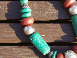 Collana tribale Amazigh, Berbera. Fatta a mano da artigiani berberi tradizionali con perline in pietre, corna, resine plastiche e vegetali naturali , alcuni pezzi in argentone. Il diametro massimo della collana è di 2cm. Pezzo unico di origine tribale. lunghezza 55cm, peso 150 gr