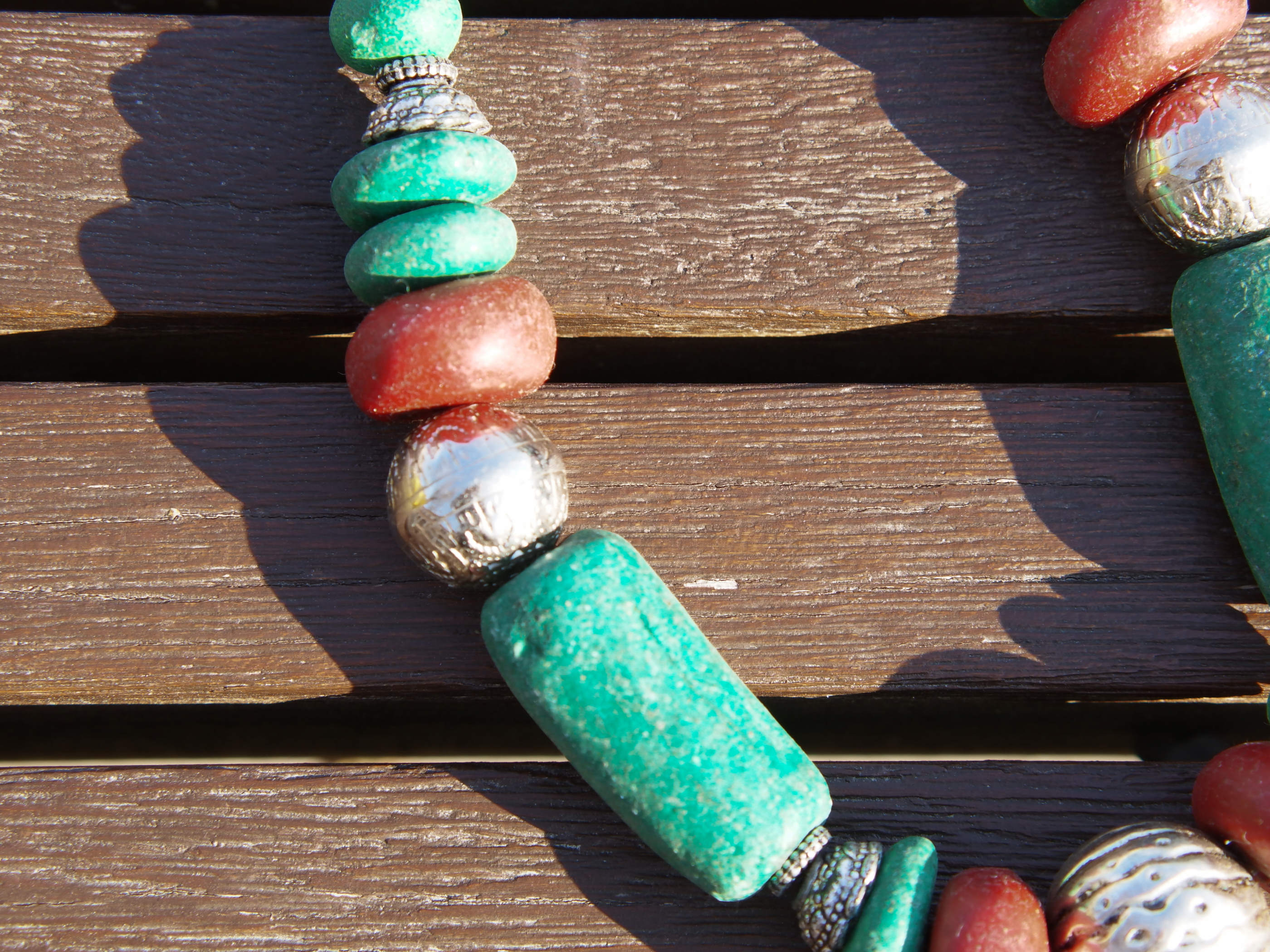 Collana tribale Amazigh, Berbera. Fatta a mano da artigiani berberi tradizionali con perline in pietre, corna, resine plastiche e vegetali naturali , alcuni pezzi in argentone. Il diametro massimo della collana è di 2cm. Pezzo unico di origine tribale. lunghezza 55cm, peso 150 gr