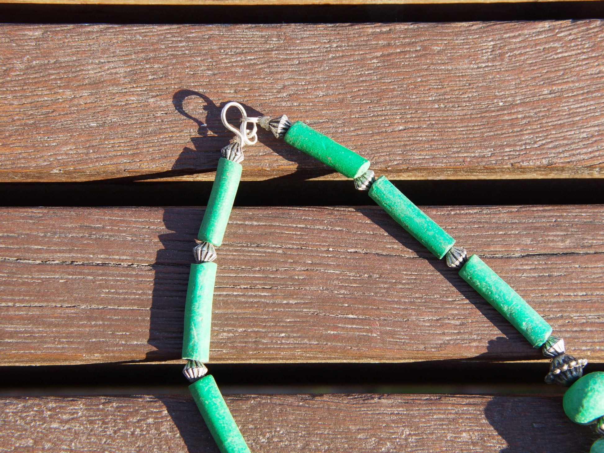 Collana tribale Amazigh, Berbera. Fatta a mano da artigiani berberi tradizionali con perline in pietre, corna, resine plastiche e vegetali naturali , alcuni pezzi in argentone. Il diametro massimo della collana è di 2cm. Pezzo unico di origine tribale. lunghezza 55cm, peso 150 gr