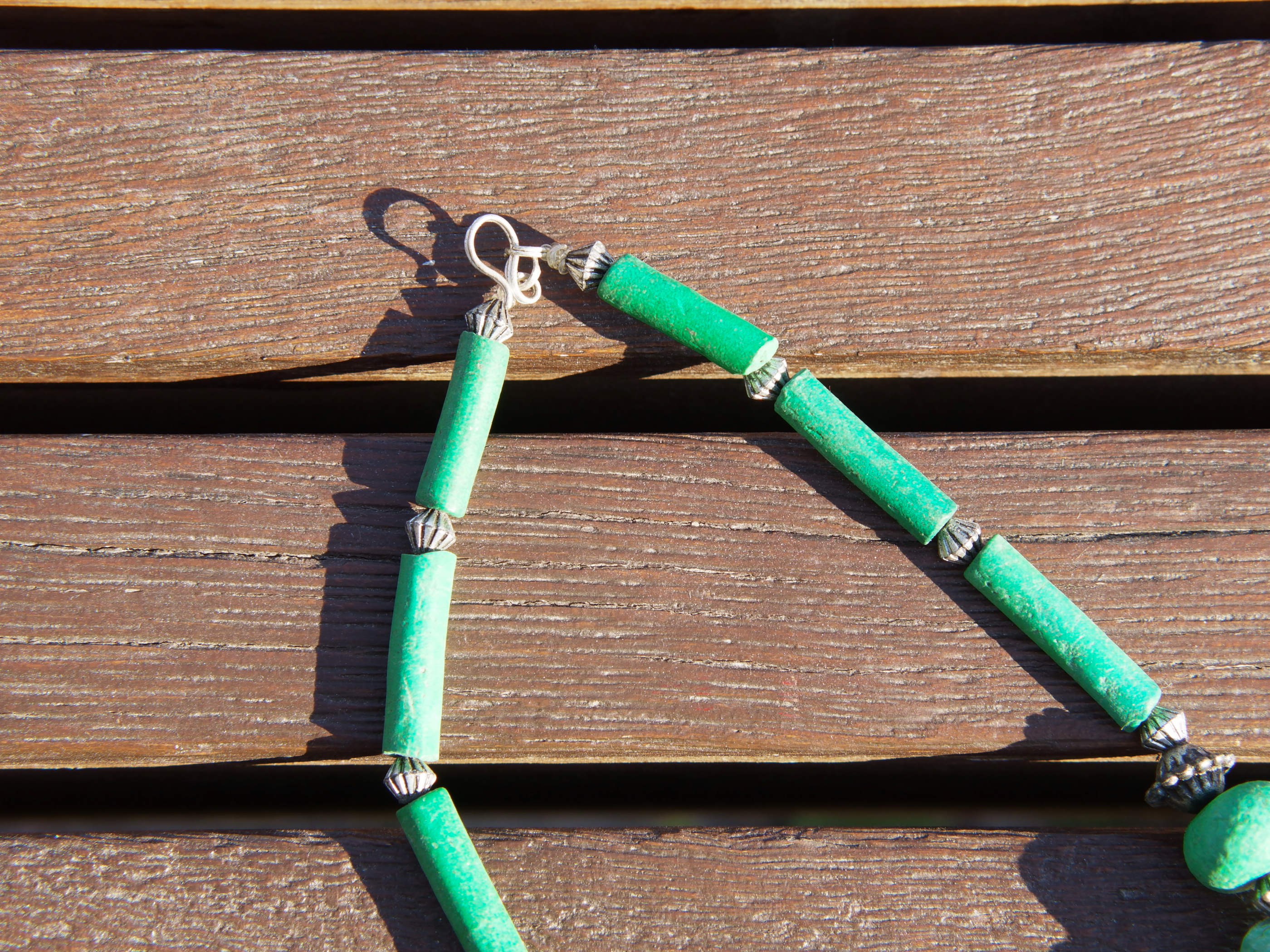Collana tribale Amazigh, Berbera. Fatta a mano da artigiani berberi tradizionali con perline in pietre, corna, resine plastiche e vegetali naturali , alcuni pezzi in argentone. Il diametro massimo della collana è di 2cm. Pezzo unico di origine tribale. lunghezza 55cm, peso 150 gr