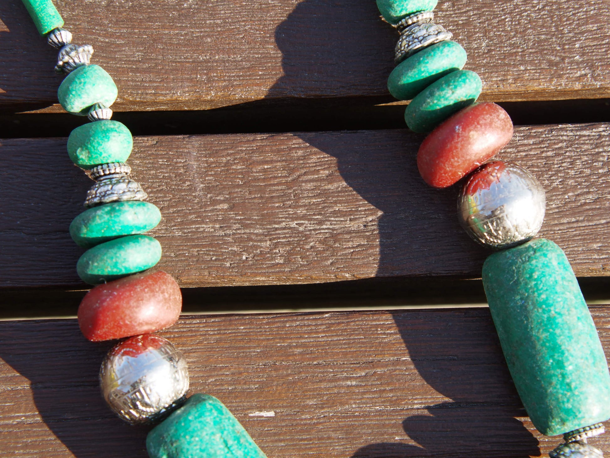 Collana tribale Amazigh, Berbera. Fatta a mano da artigiani berberi tradizionali con perline in pietre, corna, resine plastiche e vegetali naturali , alcuni pezzi in argentone. Il diametro massimo della collana è di 2cm. Pezzo unico di origine tribale. lunghezza 55cm, peso 150 gr