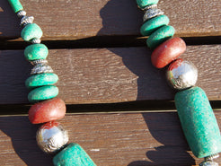 Collana tribale Amazigh, Berbera. Fatta a mano da artigiani berberi tradizionali con perline in pietre, corna, resine plastiche e vegetali naturali , alcuni pezzi in argentone. Il diametro massimo della collana è di 2cm. Pezzo unico di origine tribale. lunghezza 55cm, peso 150 gr