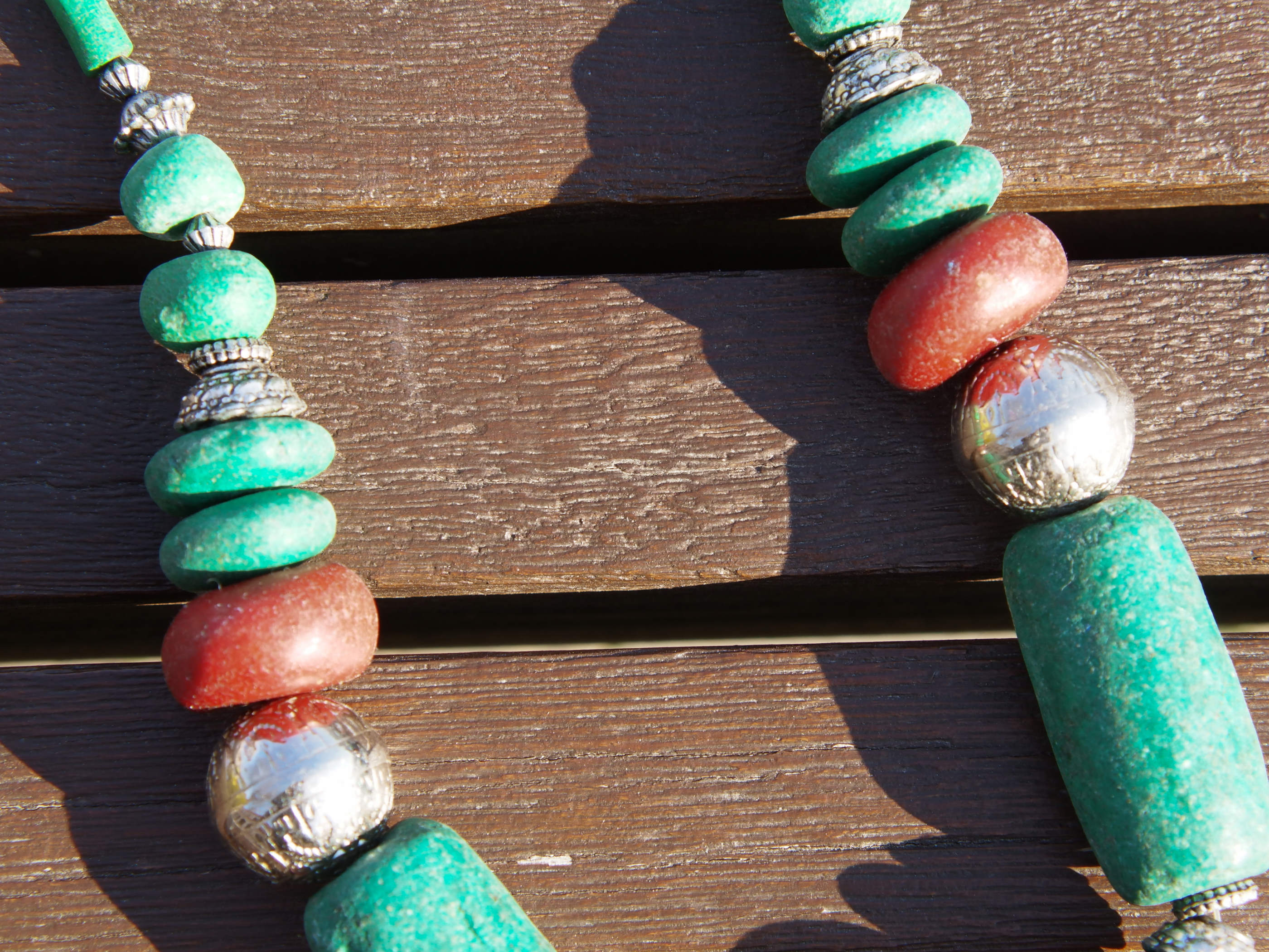 Collana tribale Amazigh, Berbera. Fatta a mano da artigiani berberi tradizionali con perline in pietre, corna, resine plastiche e vegetali naturali , alcuni pezzi in argentone. Il diametro massimo della collana è di 2cm. Pezzo unico di origine tribale. lunghezza 55cm, peso 150 gr