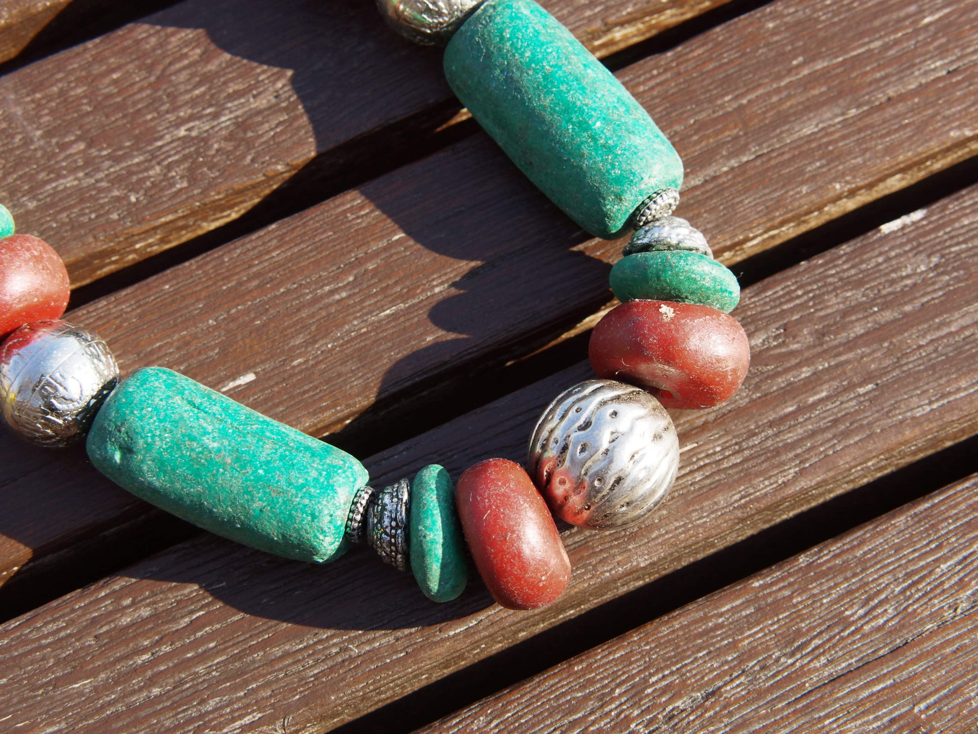 Collana tribale Amazigh, Berbera. Fatta a mano da artigiani berberi tradizionali con perline in pietre, corna, resine plastiche e vegetali naturali , alcuni pezzi in argentone. Il diametro massimo della collana è di 2cm. Pezzo unico di origine tribale. lunghezza 55cm, peso 150 gr