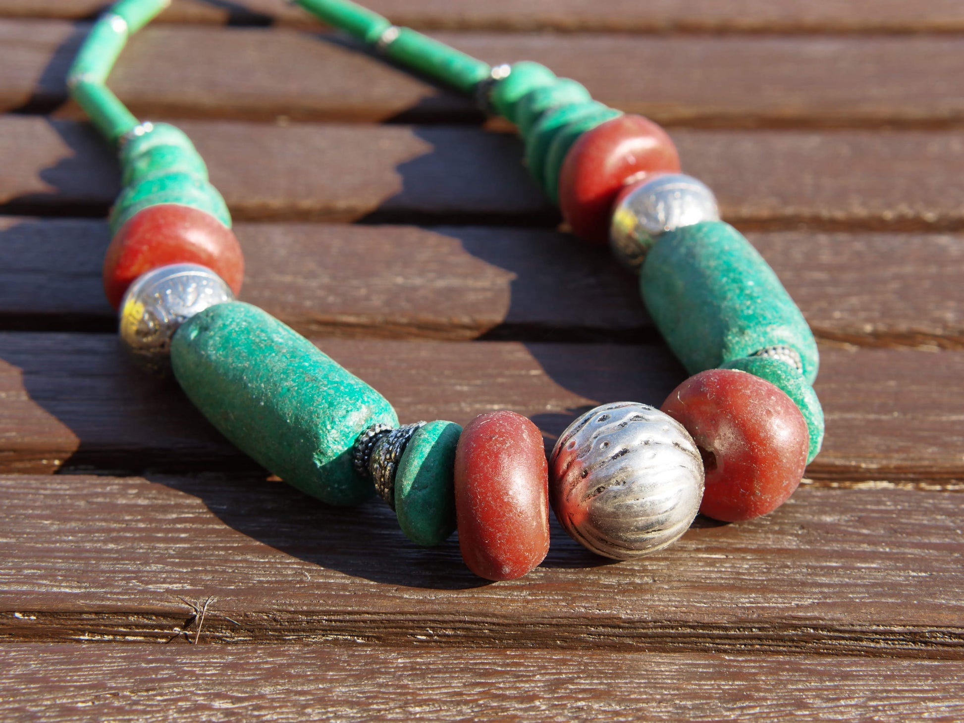 Collana tribale Amazigh, Berbera. Fatta a mano da artigiani berberi tradizionali con perline in pietre, corna, resine plastiche e vegetali naturali , alcuni pezzi in argentone. Il diametro massimo della collana è di 2cm. Pezzo unico di origine tribale. lunghezza 55cm, peso 150 gr