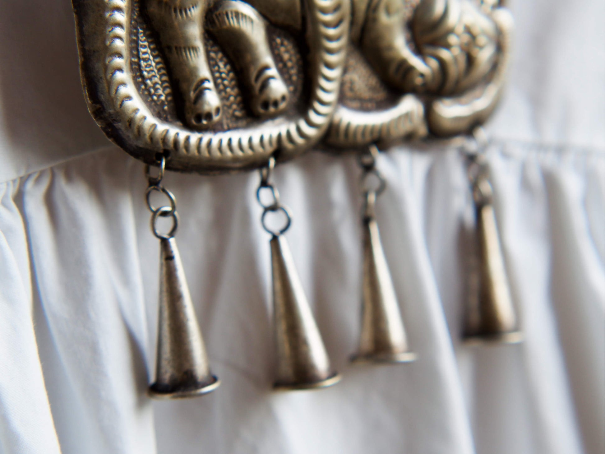 collana indiana in tessuto, pasta vitrea e lega di argento fatta a mano, sfere in pasta vitrea e nodini in cotone pendaglio con figura mitologica della cultura tibetana buddista lavorato in lega di argento  lunghezza totale ( circonferenza ) 80 cm pendaglio 9 x 7 cm escluse campane campanelle 3 cm peso 230 gr