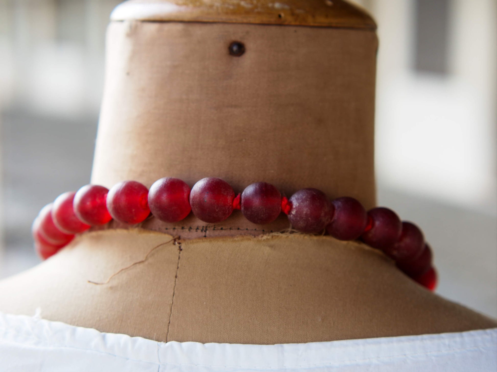 collana indiana in tessuto, pasta vitrea e lega di argento fatta a mano, sfere in pasta vitrea e nodini in cotone pendaglio con figura mitologica della cultura tibetana buddista lavorato in lega di argento  lunghezza totale ( circonferenza ) 80 cm pendaglio 9 x 7 cm escluse campane campanelle 3 cm peso 230 gr