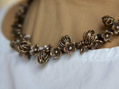 Collana girocollo artigianale indiana in argento indossata su manichino, stile etnico.