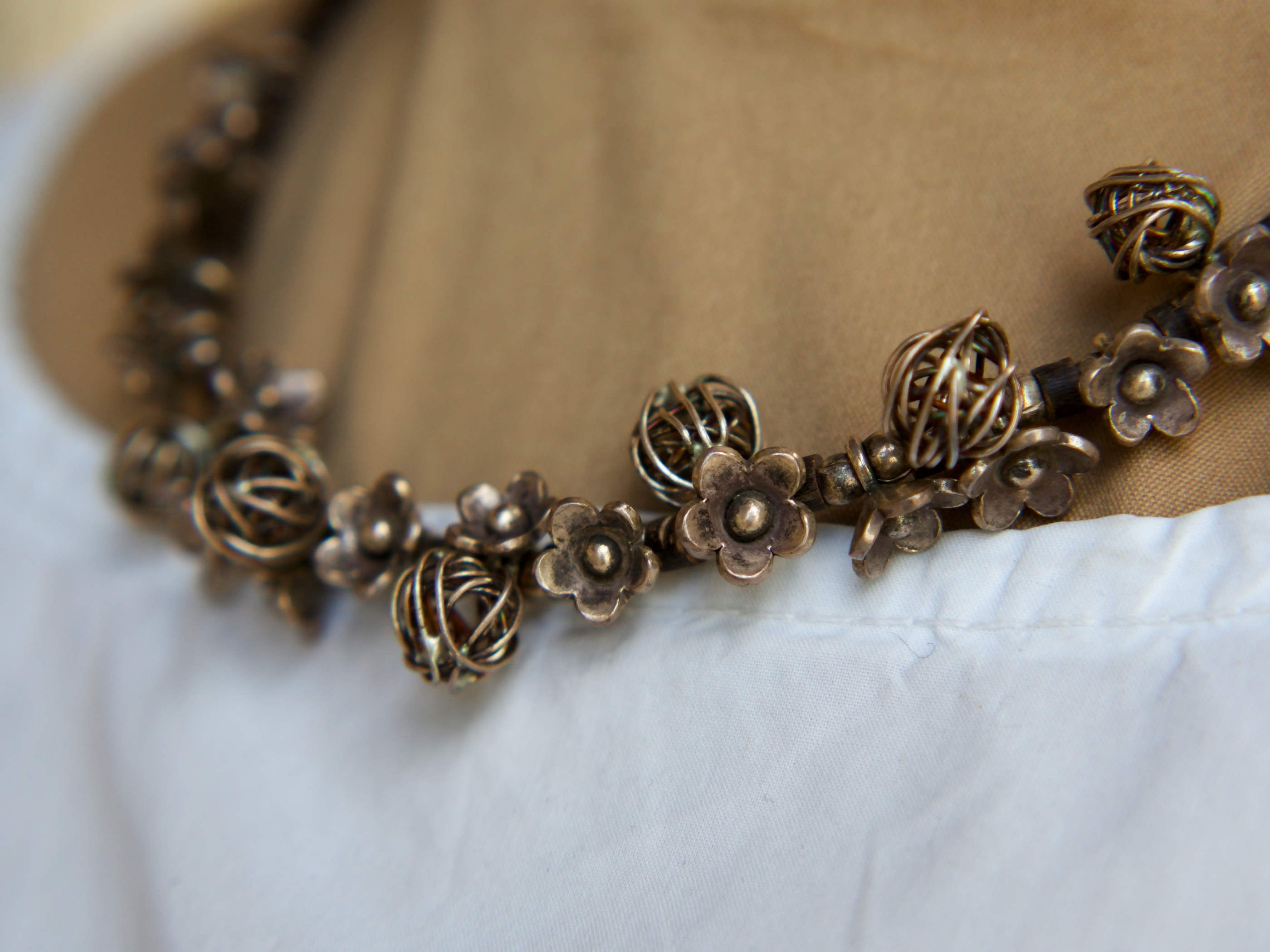 Collana girocollo artigianale indiana in argento indossata su manichino, stile etnico.