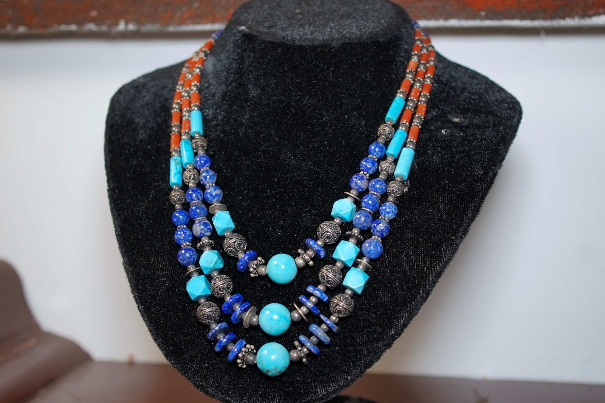 Collana statement multifilo artigianale in turchese naturale, lapislazzuli, corallo e argento