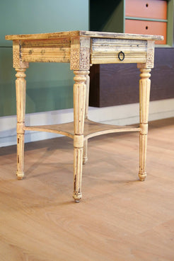 Dettaglio del comodino indiano a 1 cassetto in legno di teak con decorazioni a rilievo in pasta di gesso.