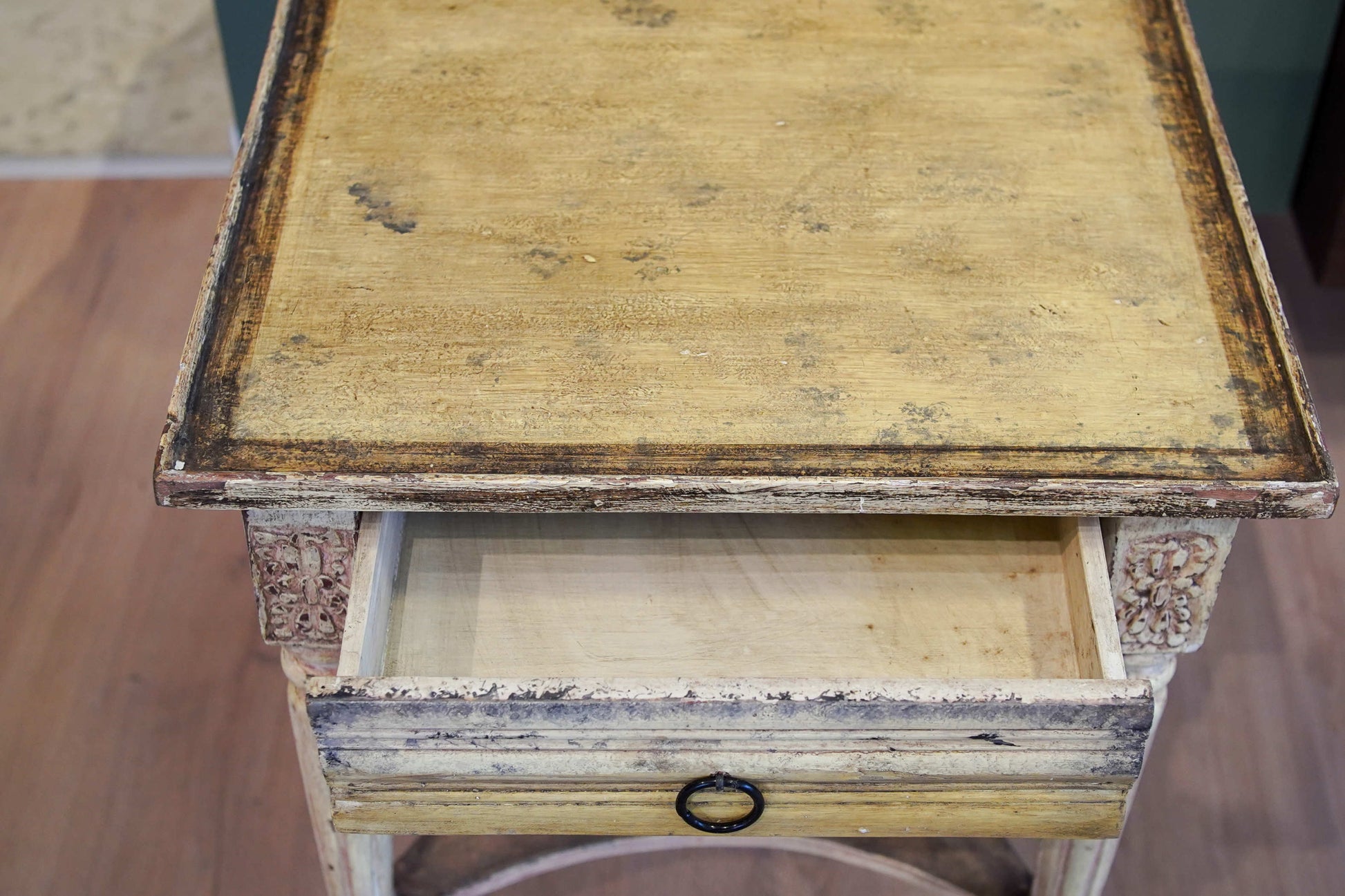 Dettaglio del comodino indiano a 1 cassetto in legno di teak con decorazioni a rilievo in pasta di gesso.
