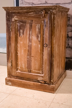 Comodino indiano a una anta in legno massiccio di teak antico di recupero con finitura dipinta a mano.
