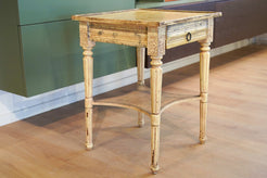 Mobiletto indiano in teak antico dipinto con finitura in stile provenzale e struttura massiccia.