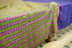 Dettaglio della finitura dei bordi e delle peculiarità sartoriali del pezzo.