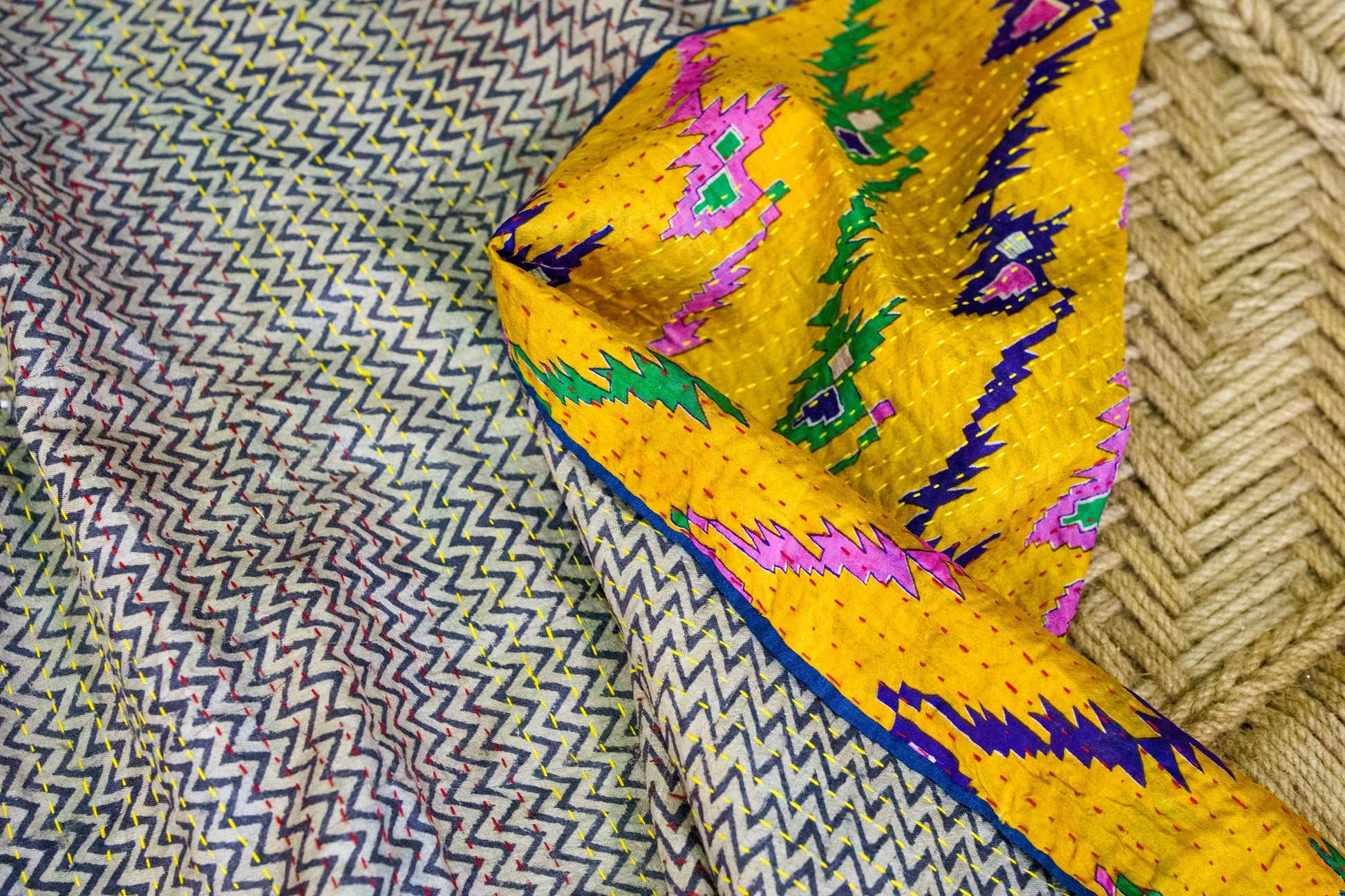 Primo piano della reversibilità del tessuto a doppio strato.