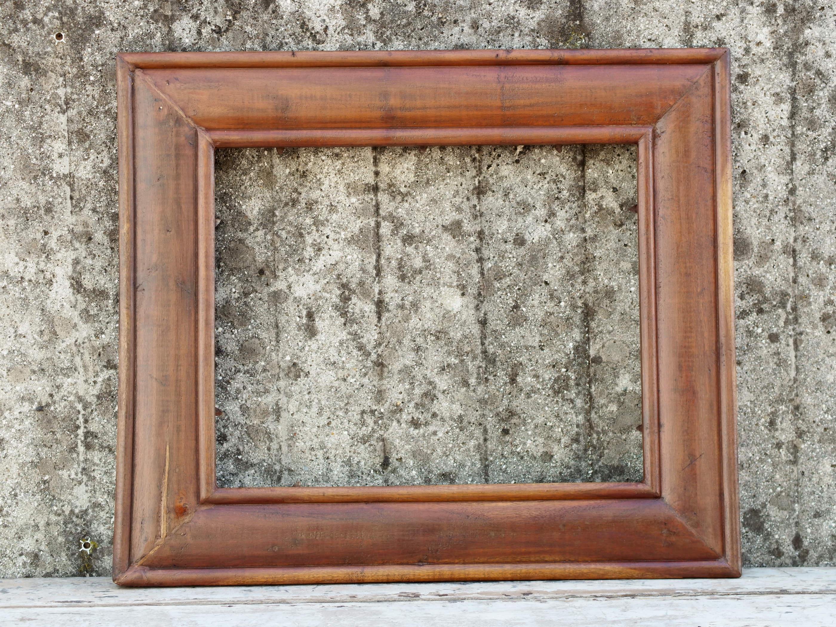 Cornice in legno di teak.  Dimensioni 61x72 prof.2.5cm.