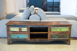 Credenza bassa indiana porta TV in legno massello di teak di recupero con quattro cassetti e vano a giorno centrale.
