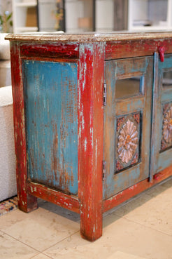 Vista laterale della credenza indiana in teak massiccio, che evidenzia la solidità della struttura conservata intatta.