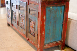 Vista laterale della credenza indiana in teak massiccio, che evidenzia la solidità della struttura conservata intatta.