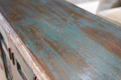Dettaglio ravvicinato della superficie in teak massello che testimonia l'autenticità e la conservazione perfetta nel tempo.