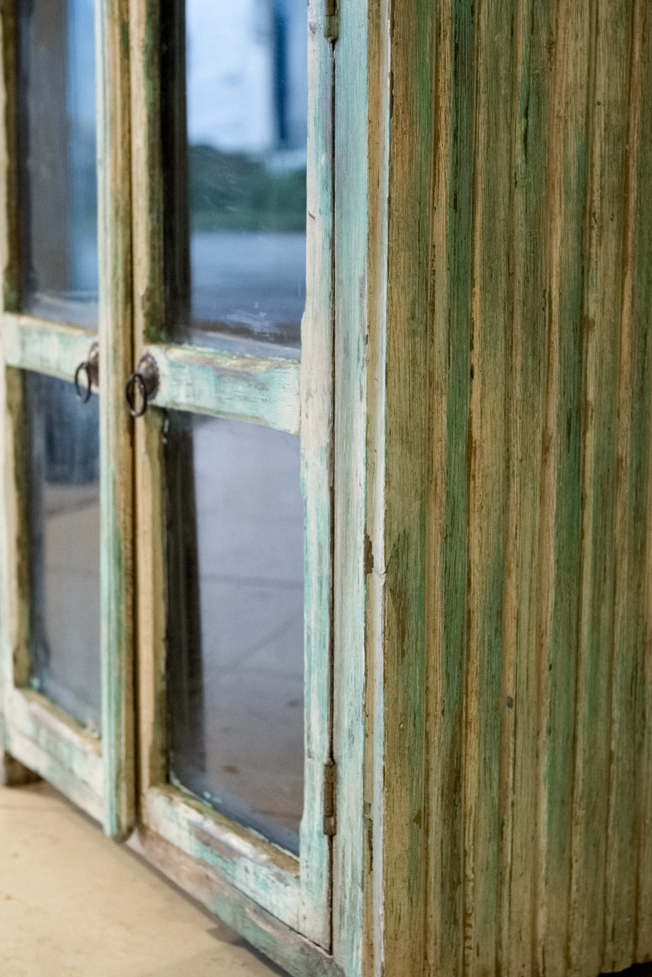ista laterale della credenza indiana in teak, che evidenzia la struttura compatta e le proporzioni slanciate.