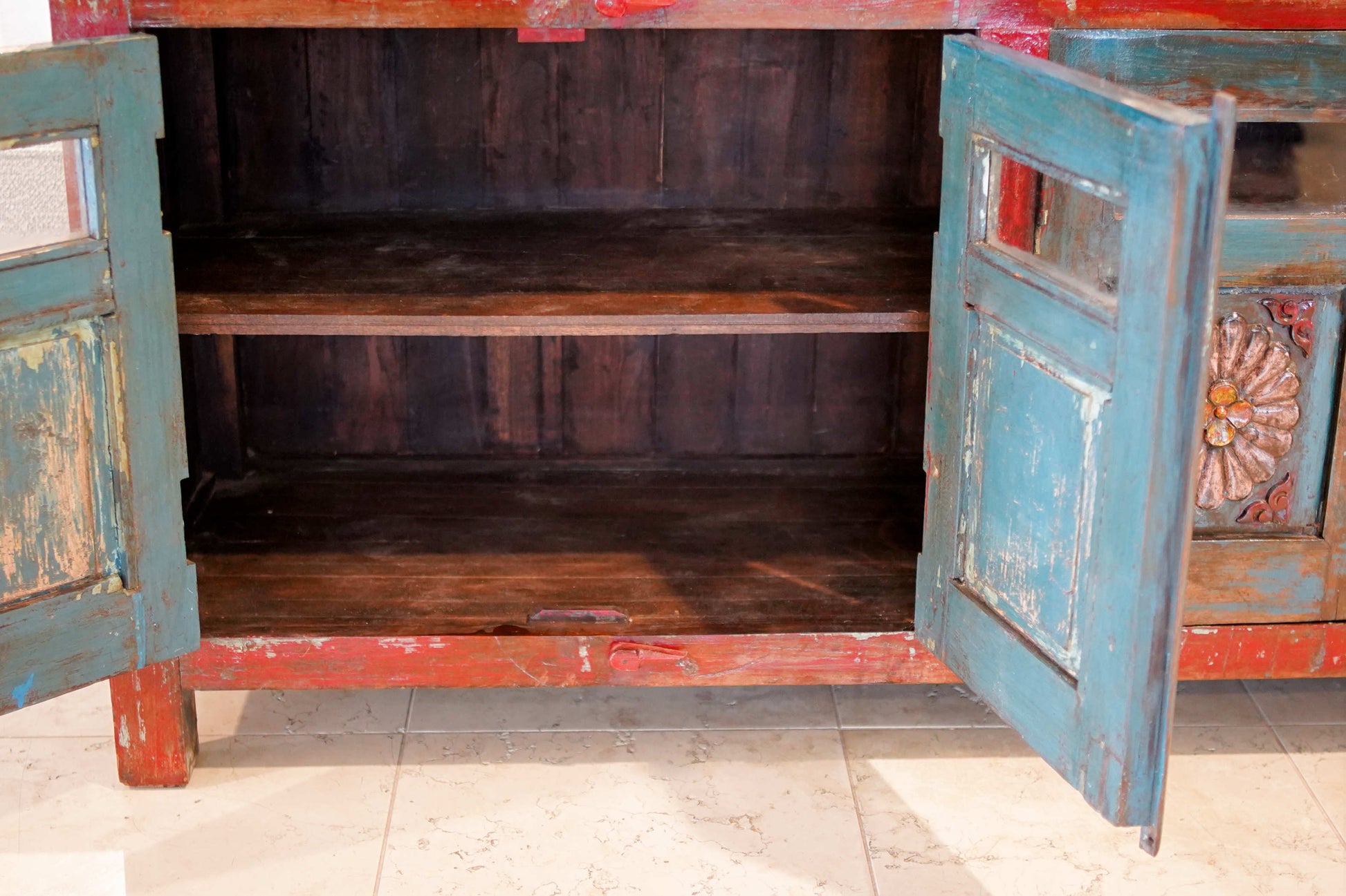 Interno della credenza indiana in teak, spaziosa e ideale come mobile porta TV o contenitore per la zona giorno.