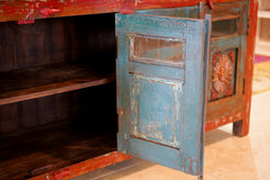 Interno della credenza indiana in teak, spaziosa e ideale come mobile porta TV o contenitore per la zona giorno.