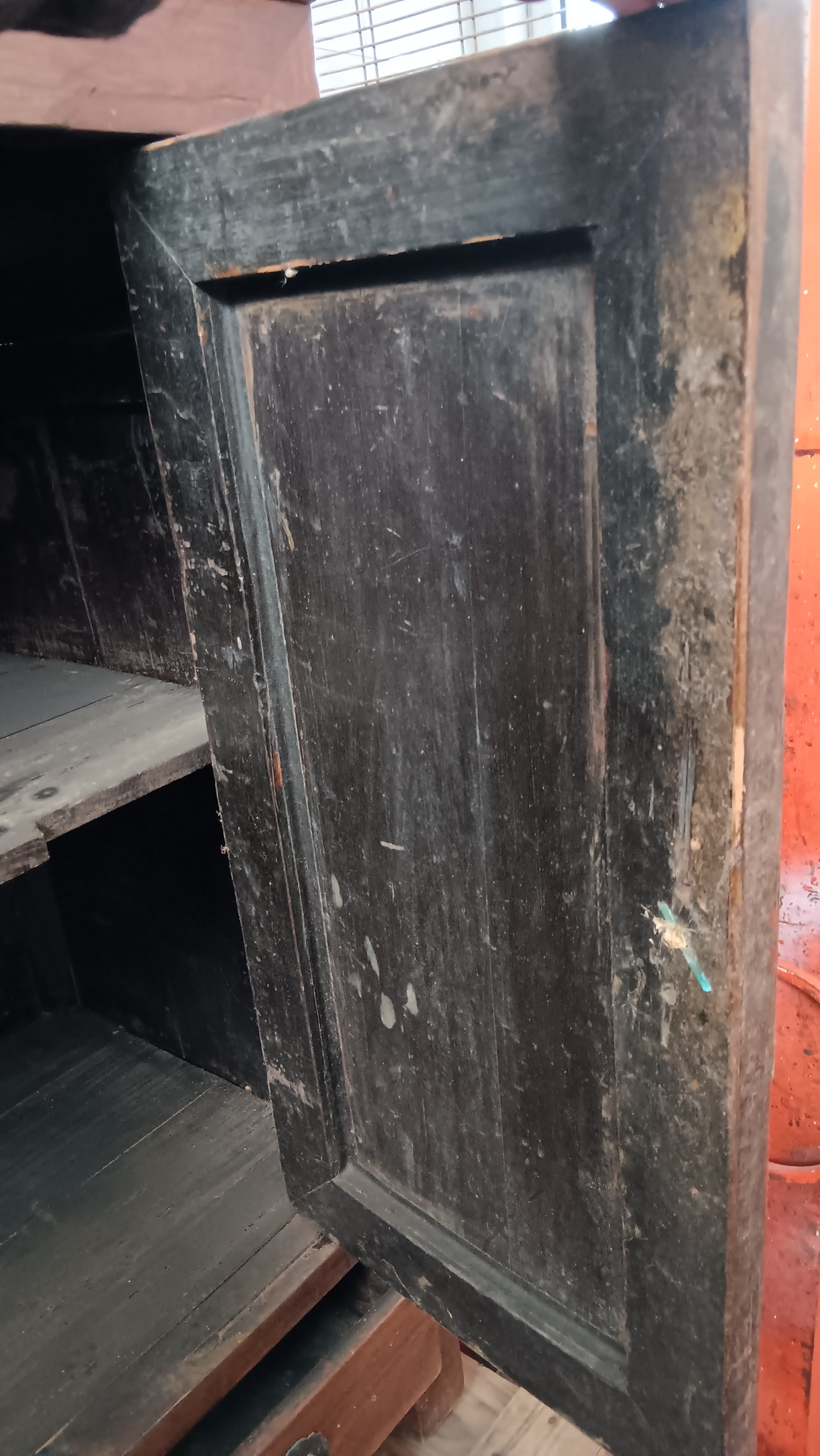 Interno dell'armadietto cinese antico, capiente e perfettamente conservato per l'uso nella zona giorno o notte.