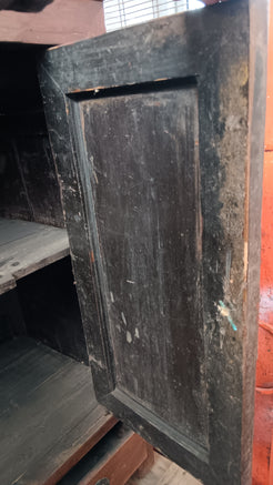 Interno dell'armadietto cinese antico, capiente e perfettamente conservato per l'uso nella zona giorno o notte.