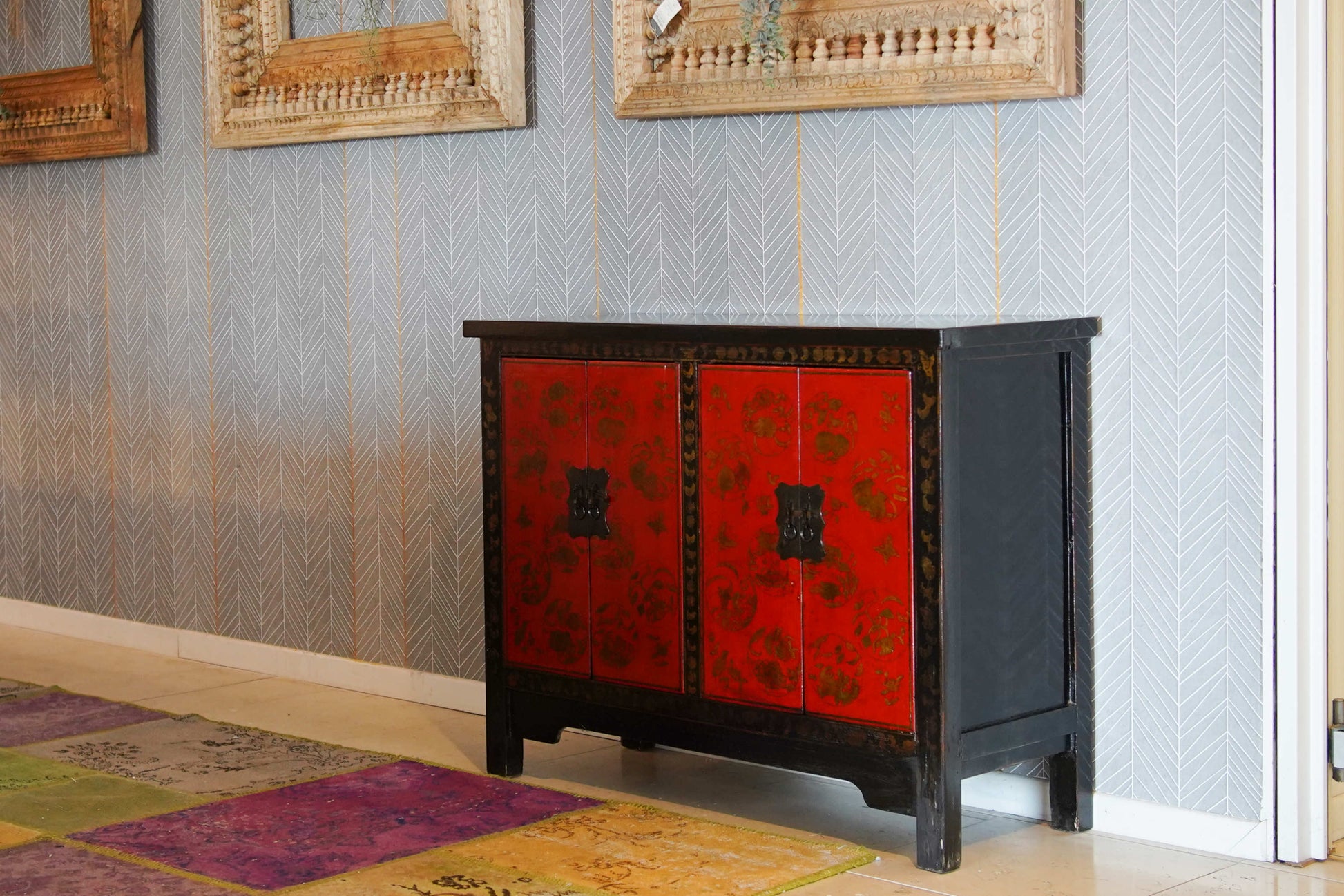 Credenza bassa cinese antica in legno di olmo massello con laccatura rossa e nera originale dello Shanxi.