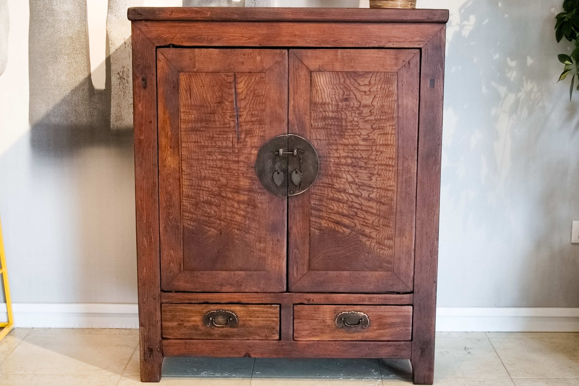 Primo piano credenza e dettaglio del grande medaglione in metalleria di pregio su armadietto antico originale dei primi del Novecento