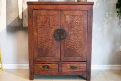 Primo piano credenza e dettaglio del grande medaglione in metalleria di pregio su armadietto antico originale dei primi del Novecento