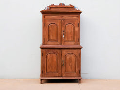 Vista d'insieme della credenza coloniale indiana in legno massello di teak.