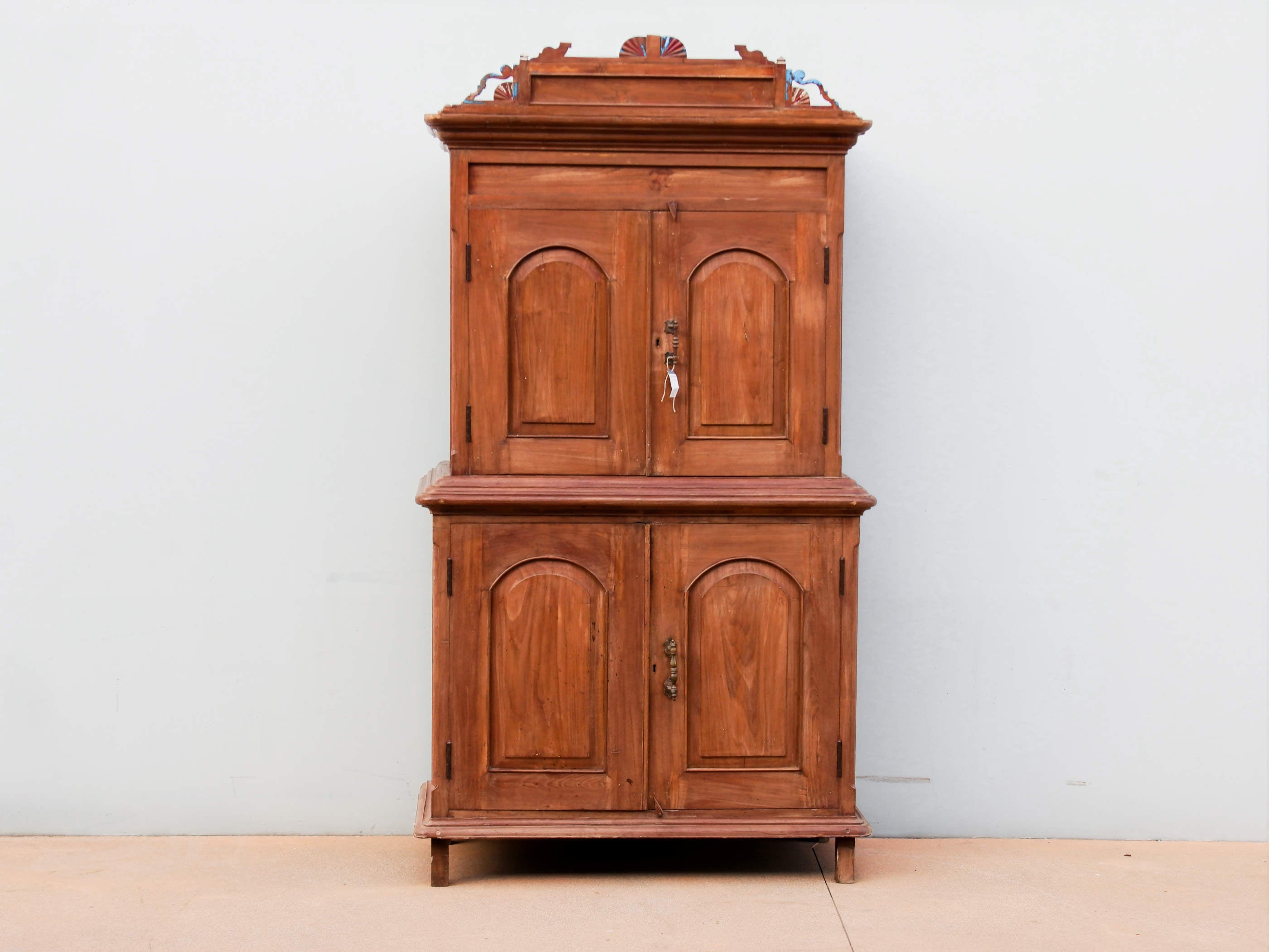 Vista d'insieme della credenza coloniale indiana in legno massello di teak.