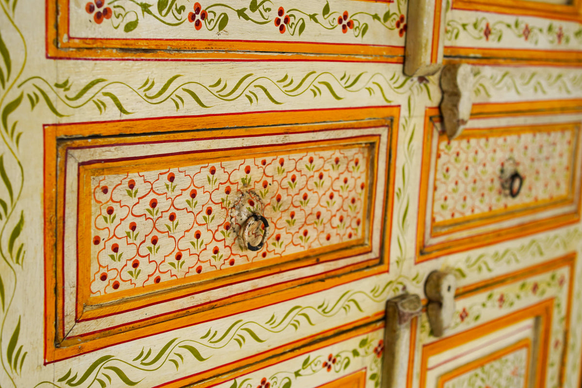 Dettaglio del cassetto dipinto con motivi floreali  e finitura su credenza coloniale in teak.