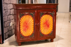 Credenza indiana a due ante in legno di teak massiccio dipinto con decorazioni a rilievo in pasta di gesso.