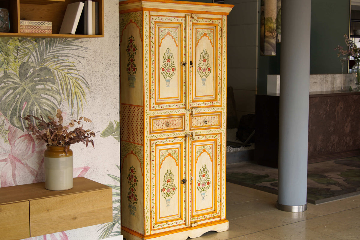 Credenza indiana alta 190 cm proveniente dal Rajasthan, ideale per arredamento etnico di carattere.