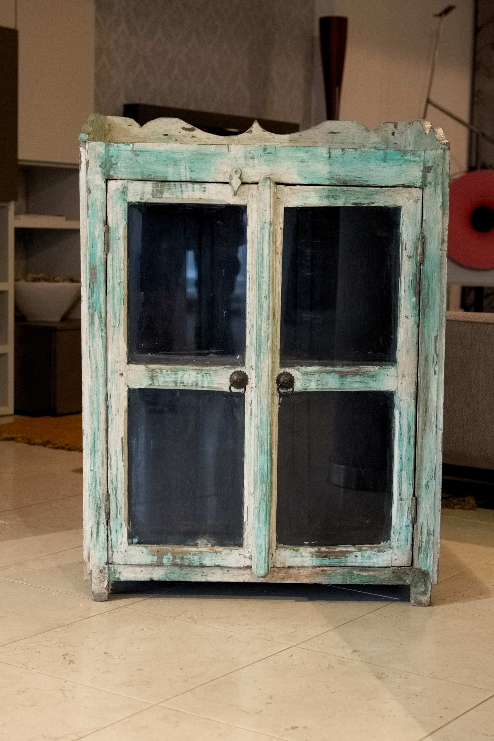 Credenza indiana a due ante in legno massiccio di teak dipinto nell'iconico colore azzurro di Jodhpur.