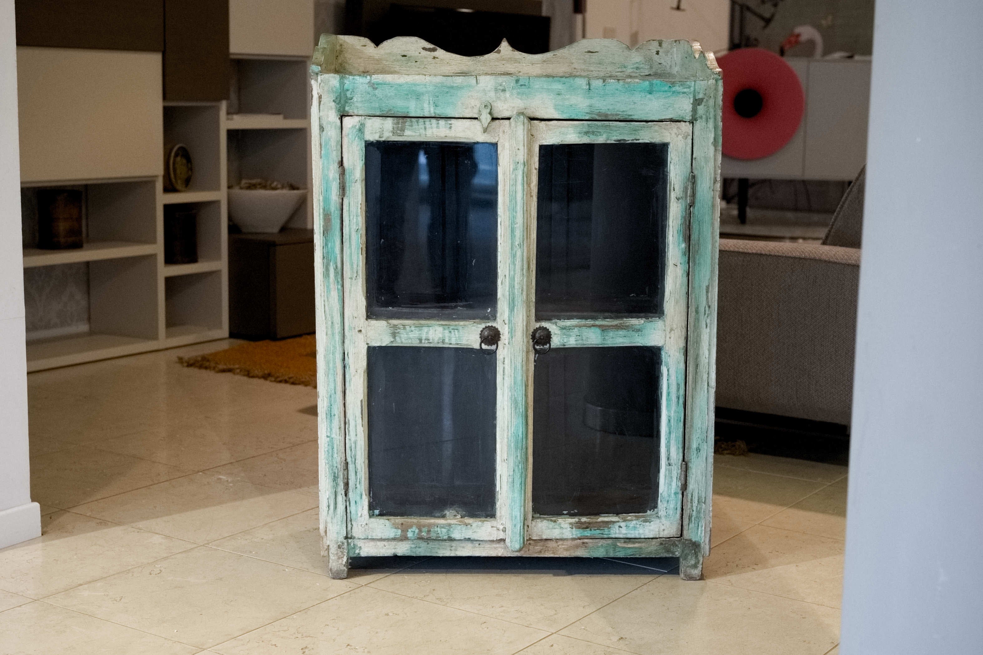 Credenza indiana a due ante in legno massiccio di teak dipinto nell'iconico colore azzurro di Jodhpur.