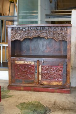 Vista d'insieme della credenza indiana coloniale ricavata da un antico elemento architettonico.