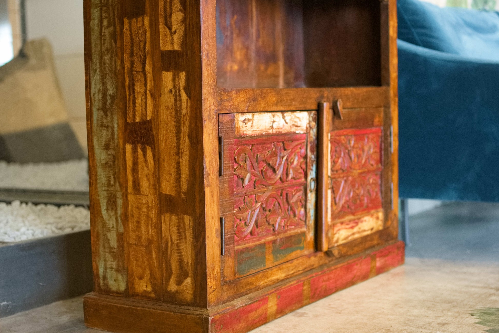 Primo piano della laccatura in pasta di gesso colorata e della texture del teak.