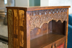 Particolare della struttura in legno massello e delle finiture artigianali.