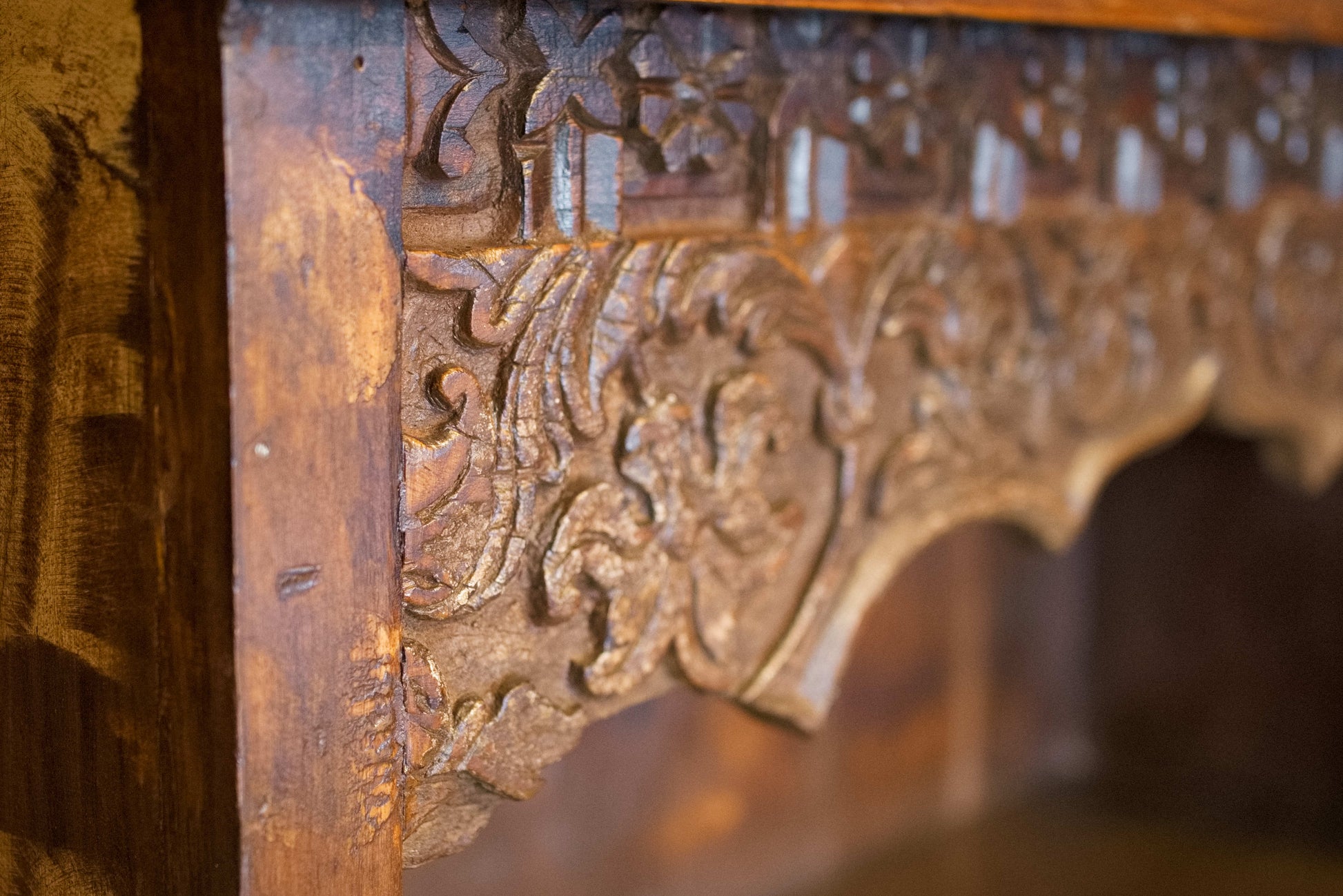 Particolare della struttura in legno massello e delle finiture artigianali.